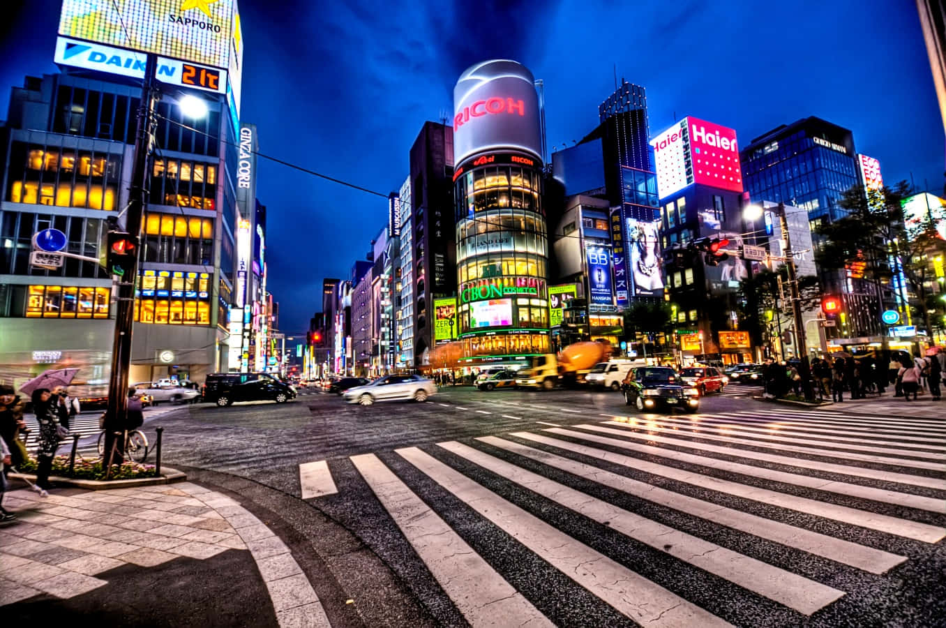 夜晚繁忙的東京街道，有發光招牌和濕漉漉的斑馬線。