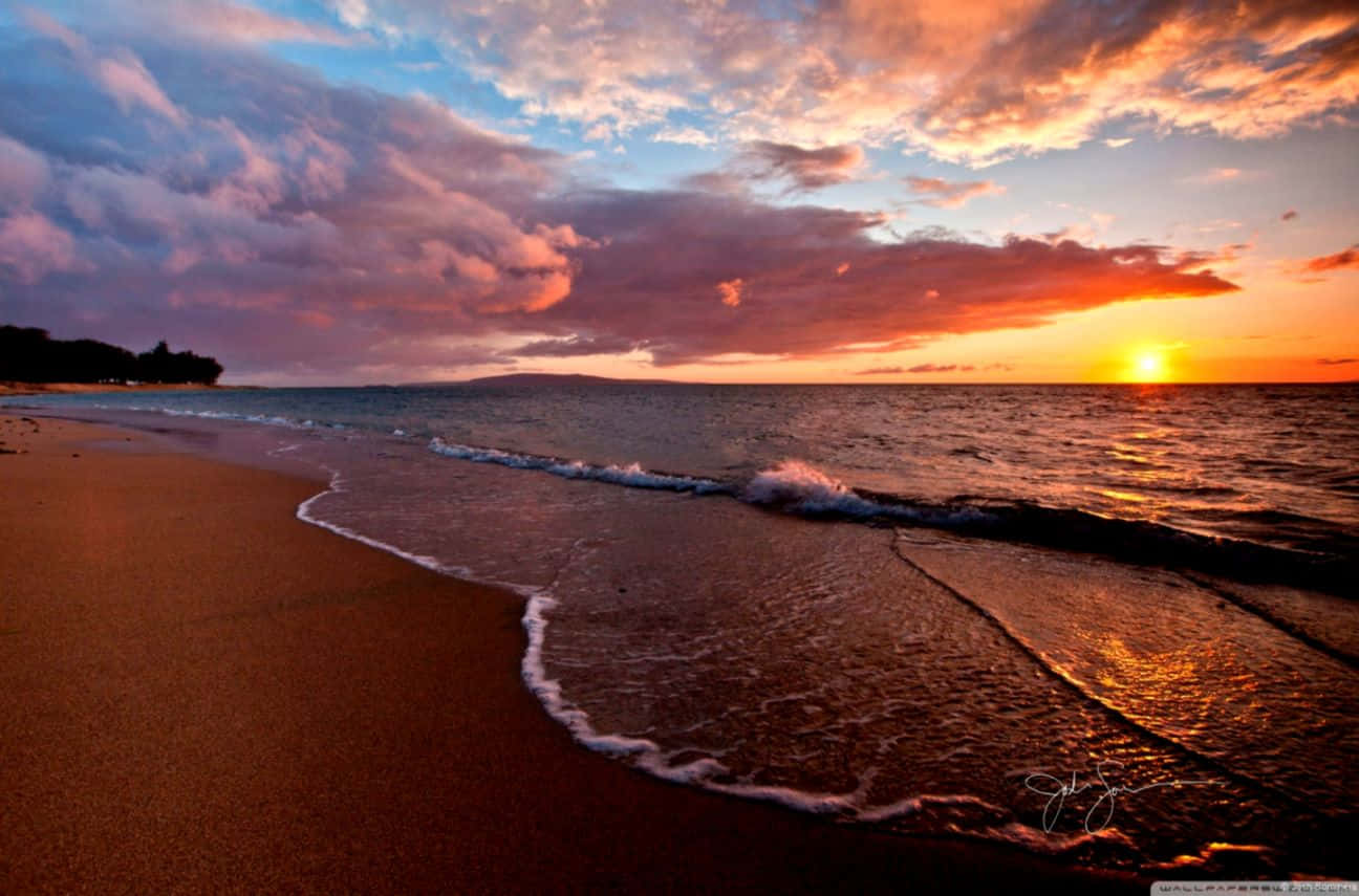 海洋上的夕陽，海浪沖刷沙灘