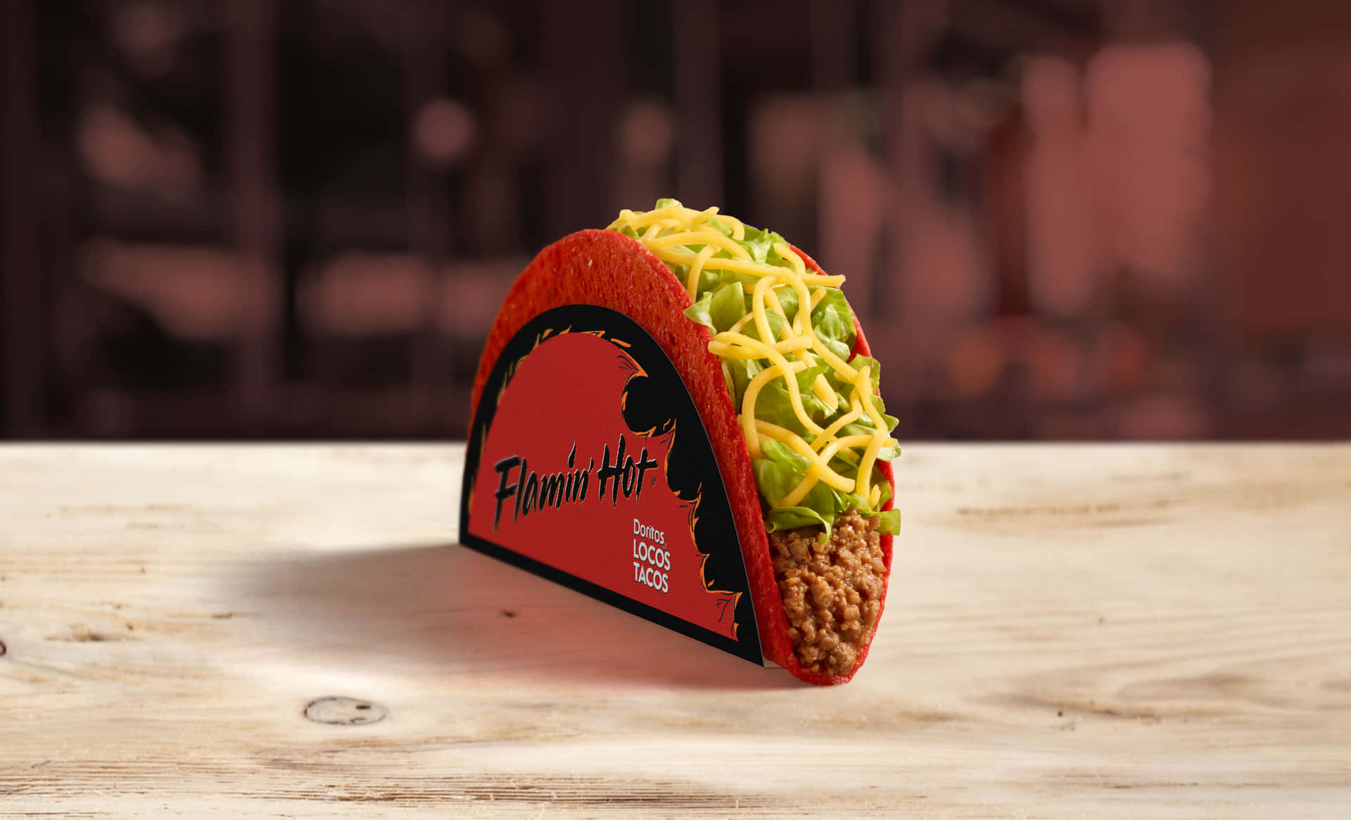 木桌上品牌套筒中的 Flamin' Hot Doritos Locos Taco