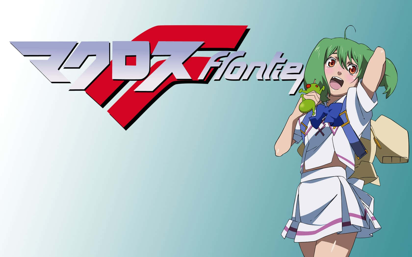 盡情欣賞《超時空要塞Frontier》的絕美城市風光 壁紙 — 一個綠髮動漫女孩穿著白色校服，抱著一個綠色小生物，站在Macross Frontier標誌旁邊。
