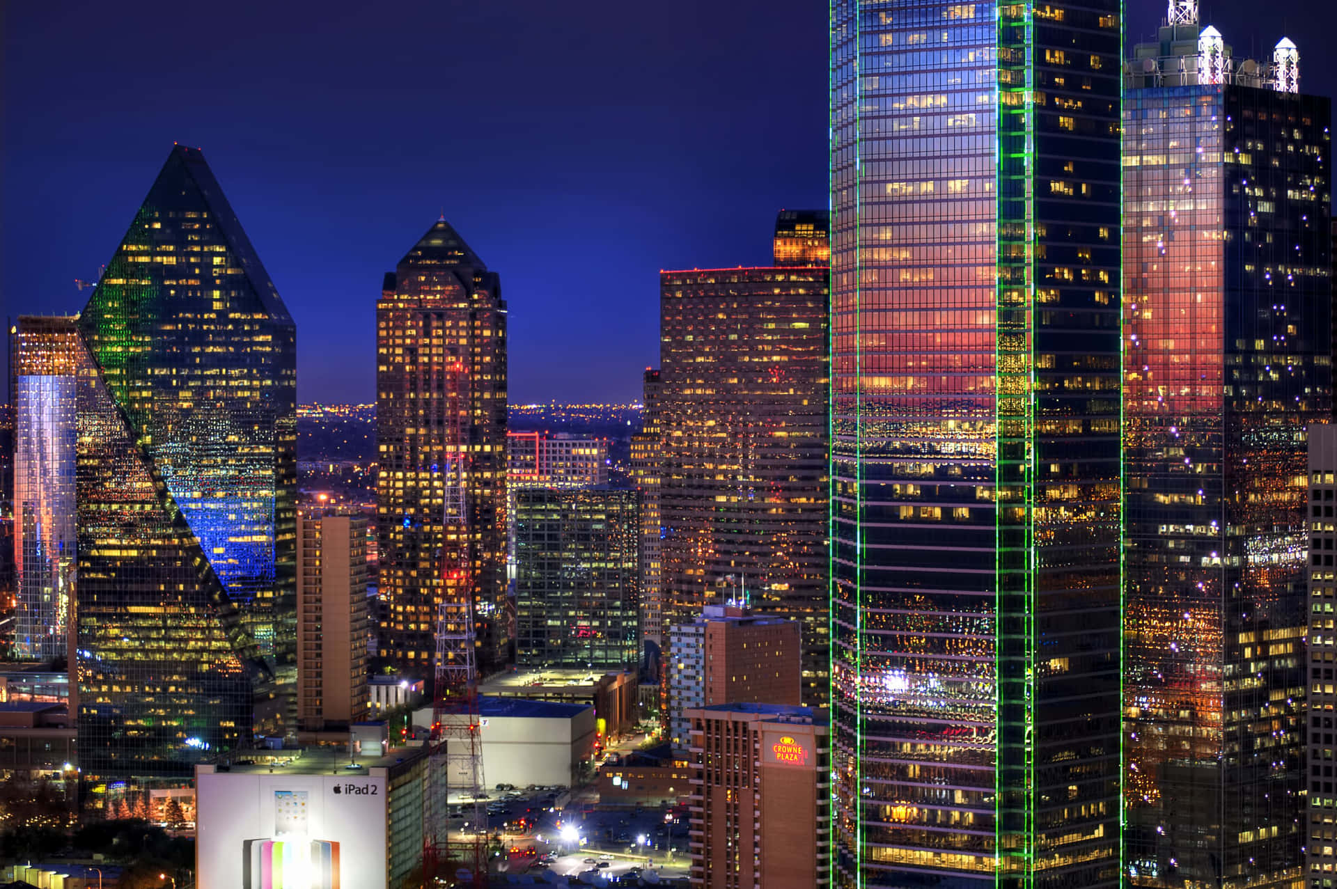 充滿活力的城市天際線夜景，摩天大樓燈火通明。