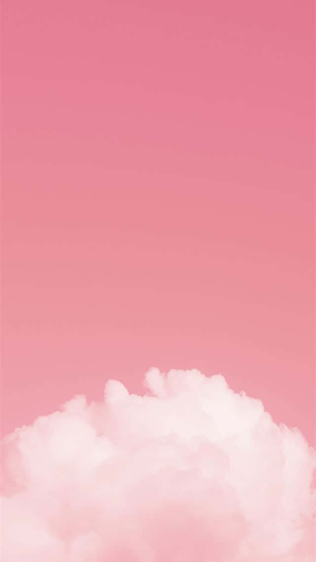 蓬鬆雲朵映襯粉紅漸變天空