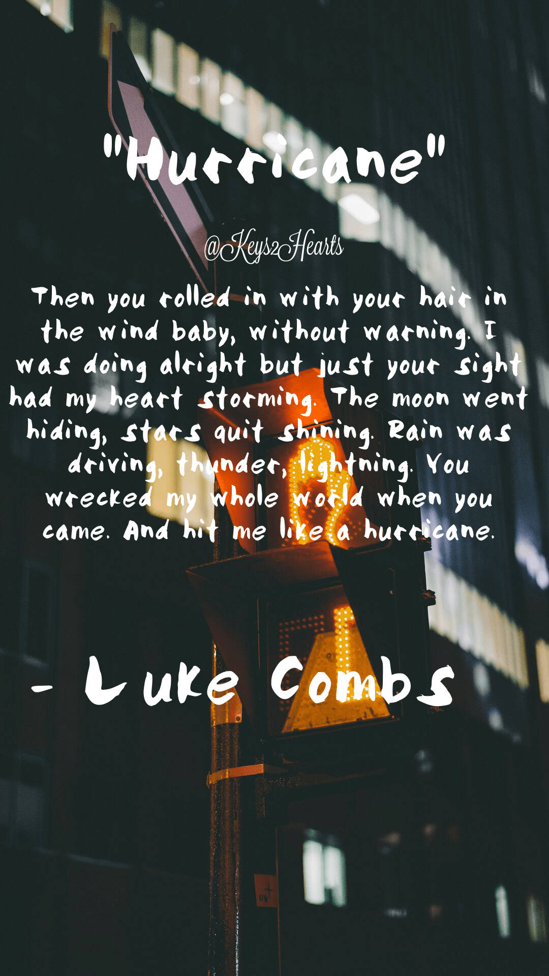 夜晚城市街道，有發光的街燈和旗桿，上面覆蓋著引用Luke Combs歌曲《Hurricane》的白色文字。