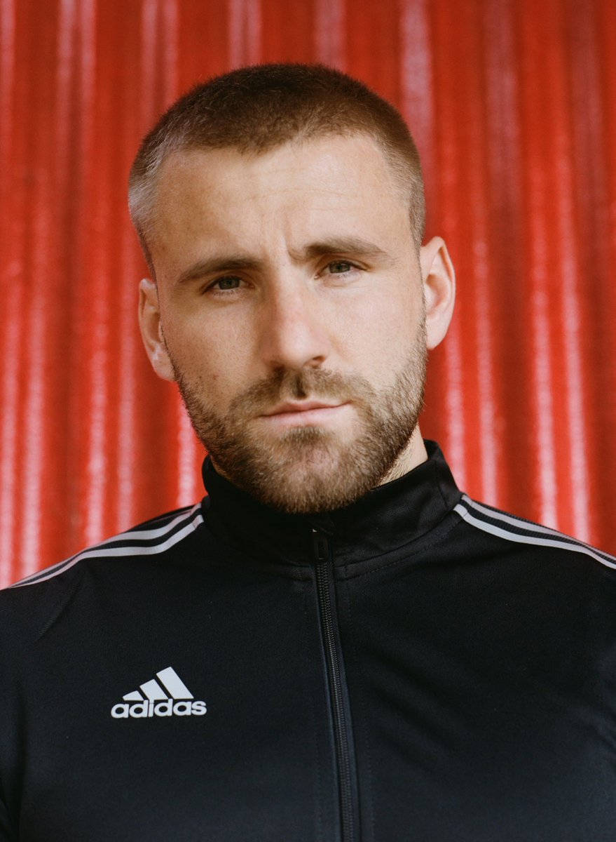 黑色Adidas外套男士配紅色窗簾背景