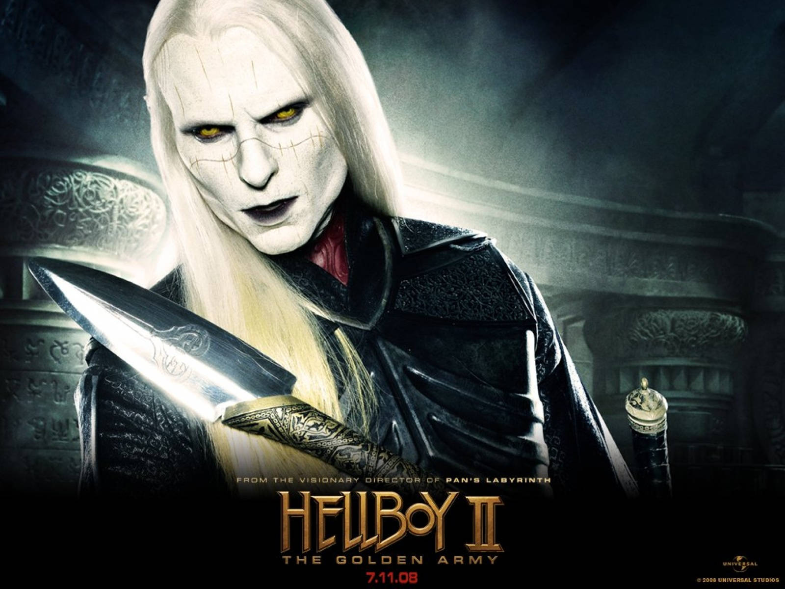 盧克·高斯出演《殭屍男孩2》 壁紙 — 一個面色蒼白的反派，長長的白髮和黃色的眼睛，在一個黑暗華麗的房間裡握著一把閃閃發光的匕首。