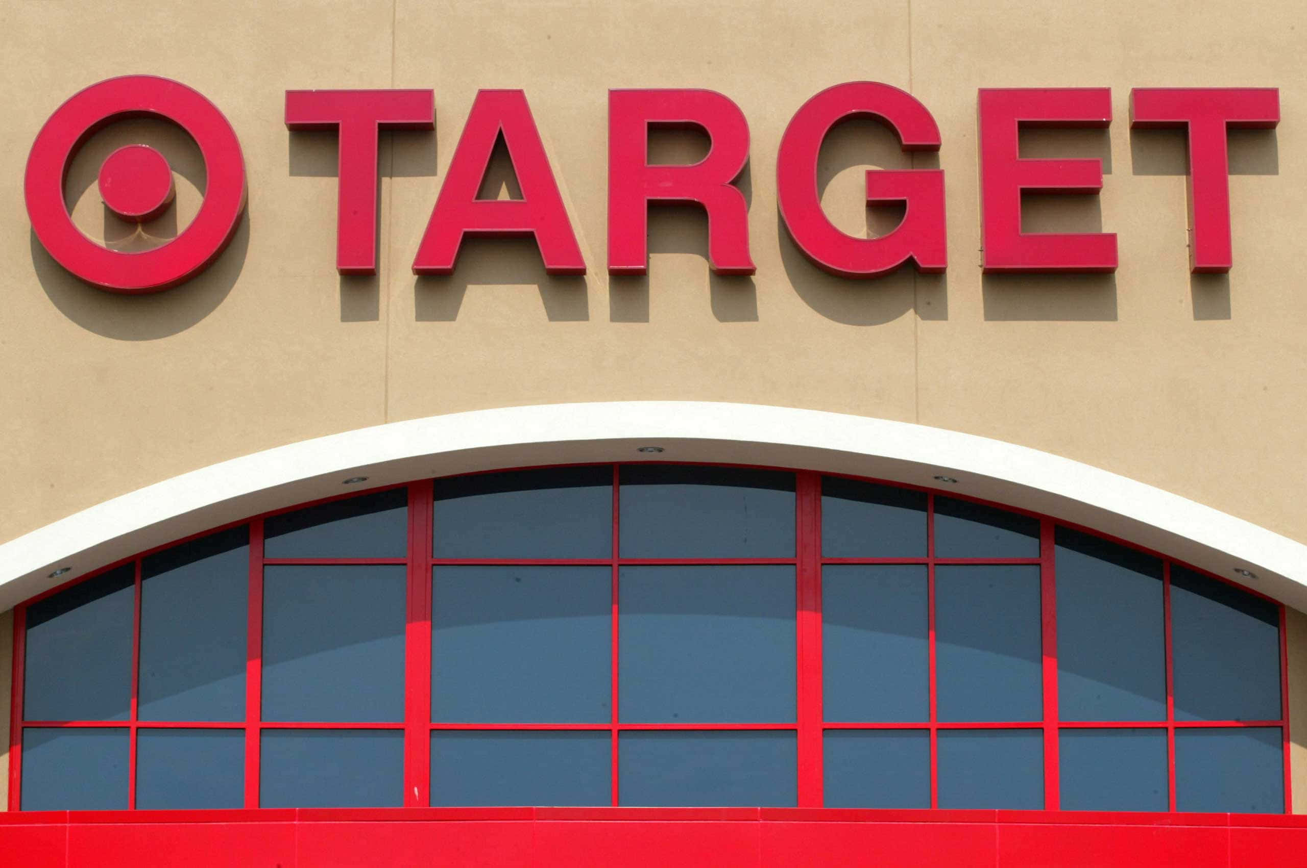 帶有紅色標誌和拱形窗戶的Target商店正面