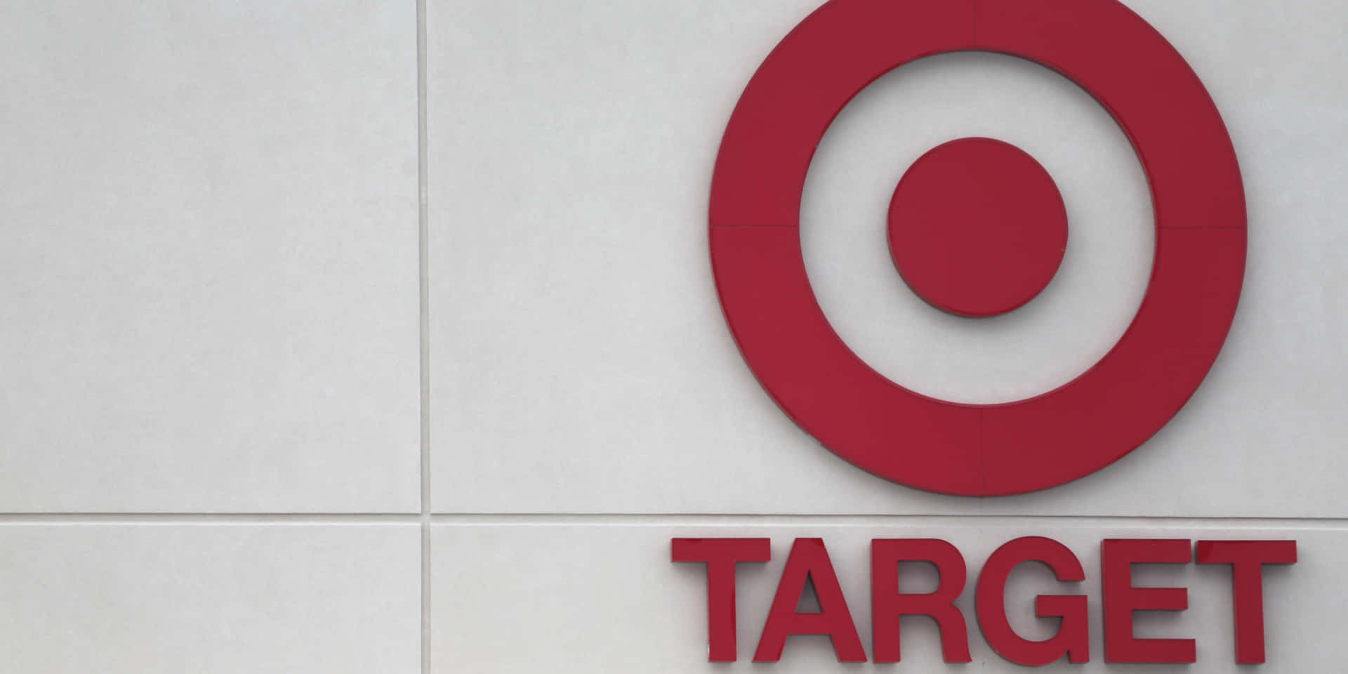 白色瓷磚外牆上的紅色Target零售店標誌。