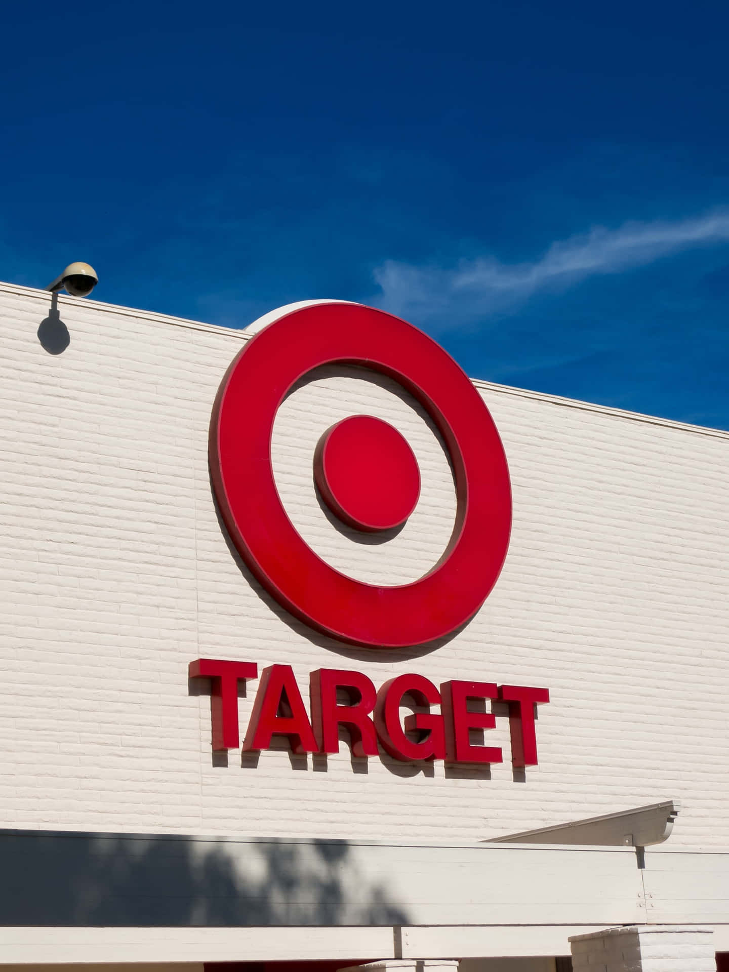 藍天下白色磚砌建築上的Target零售店招牌
