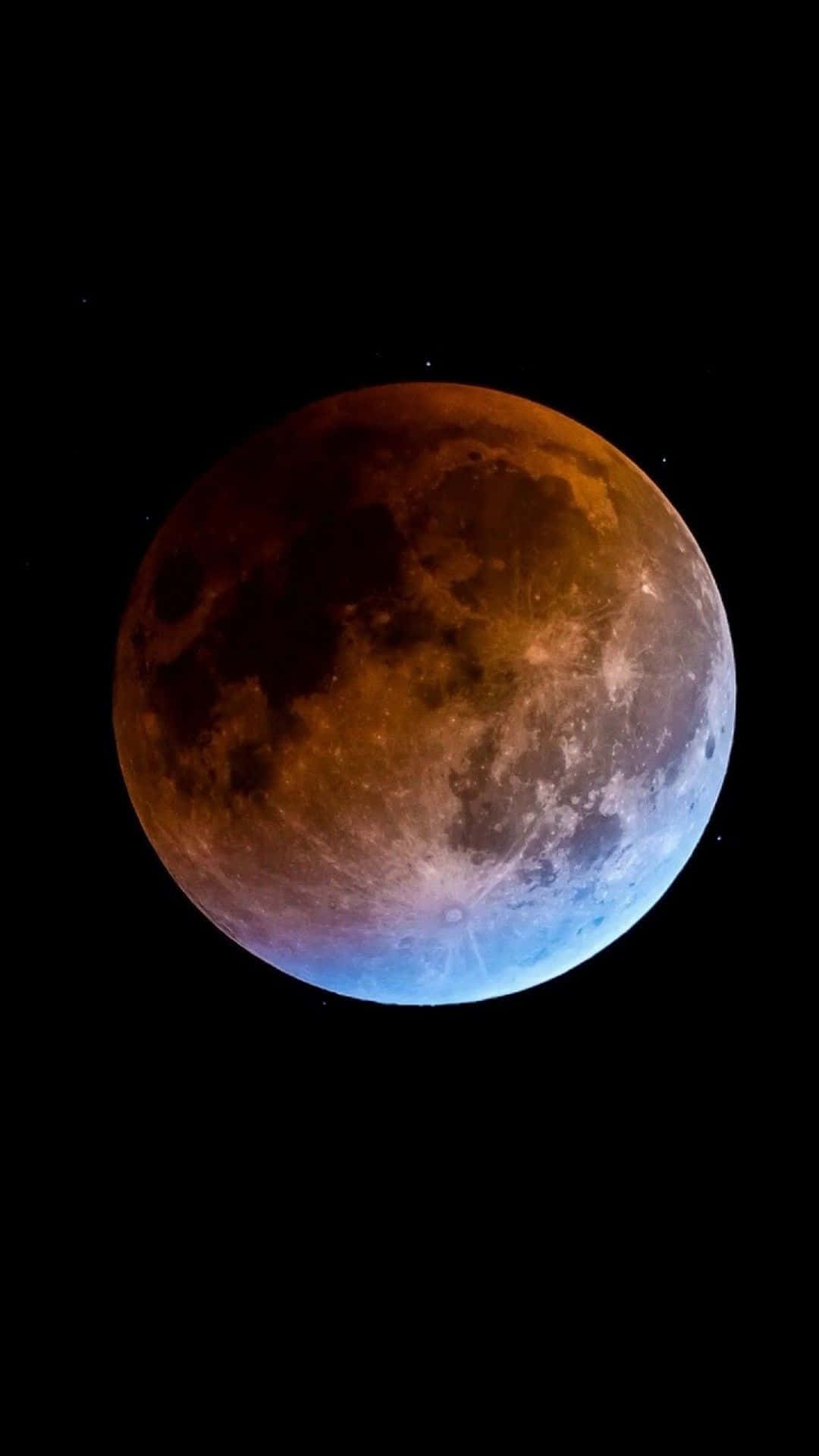 月食期間，一顆帶紅色的藍色月亮，背景是帶有暗淡星星的黑色天空。