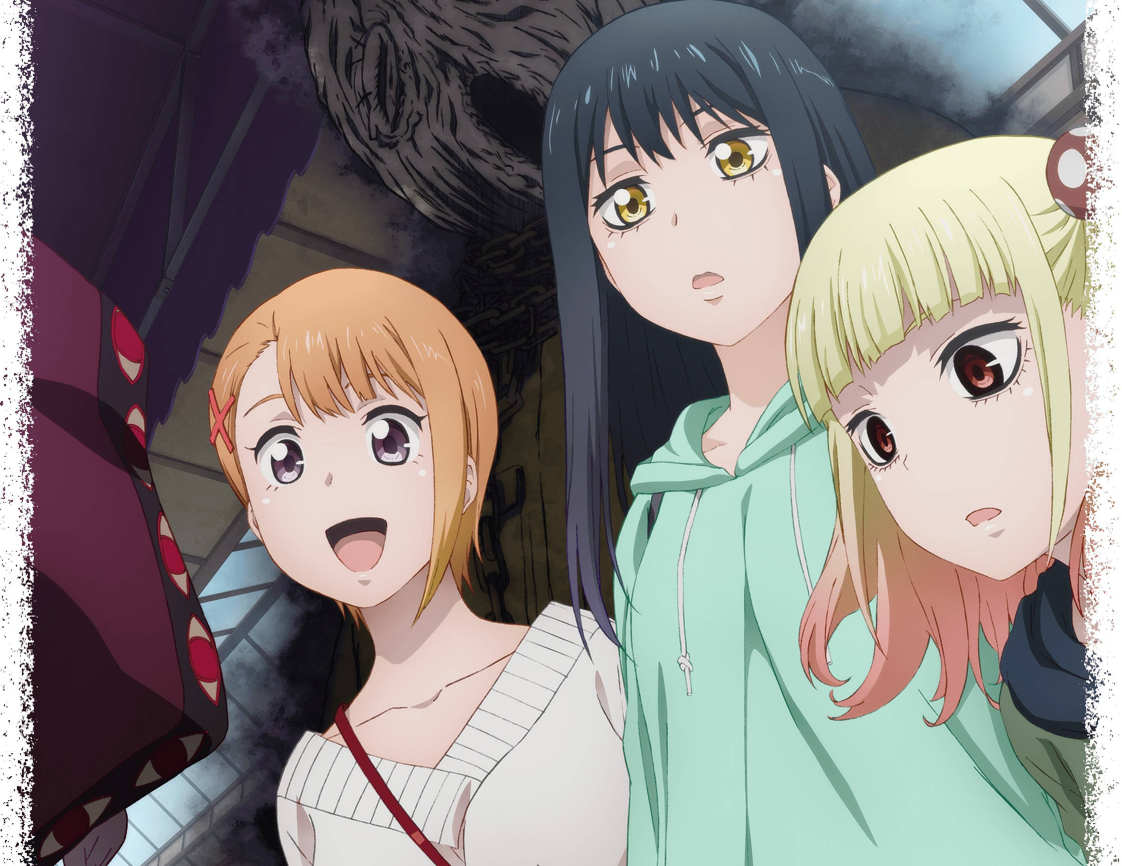 《目隱都市的雙子》Yotsuya Miko 與 Hana、Yuria 三人與占卜師對話，背後隱現詭異怪物 壁紙 — 三個表情驚訝的動漫女孩一起站在燈光昏暗的城市小巷中。