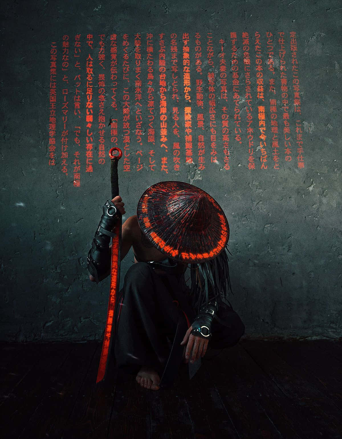 黑色盔甲的武士跪著，手持發光的劍，對著有紅色日文字的牆。 — 武士 壁紙