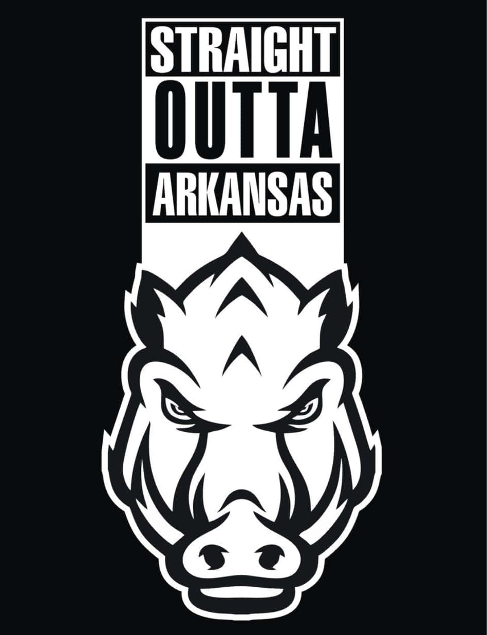 直出阿肯色紅鷹隊 壁紙 — 在純黑色背景上，文字「STRAIGHT OUTTA ARKANSAS」下方有一個大膽的黑白凶猛野豬頭圖案。