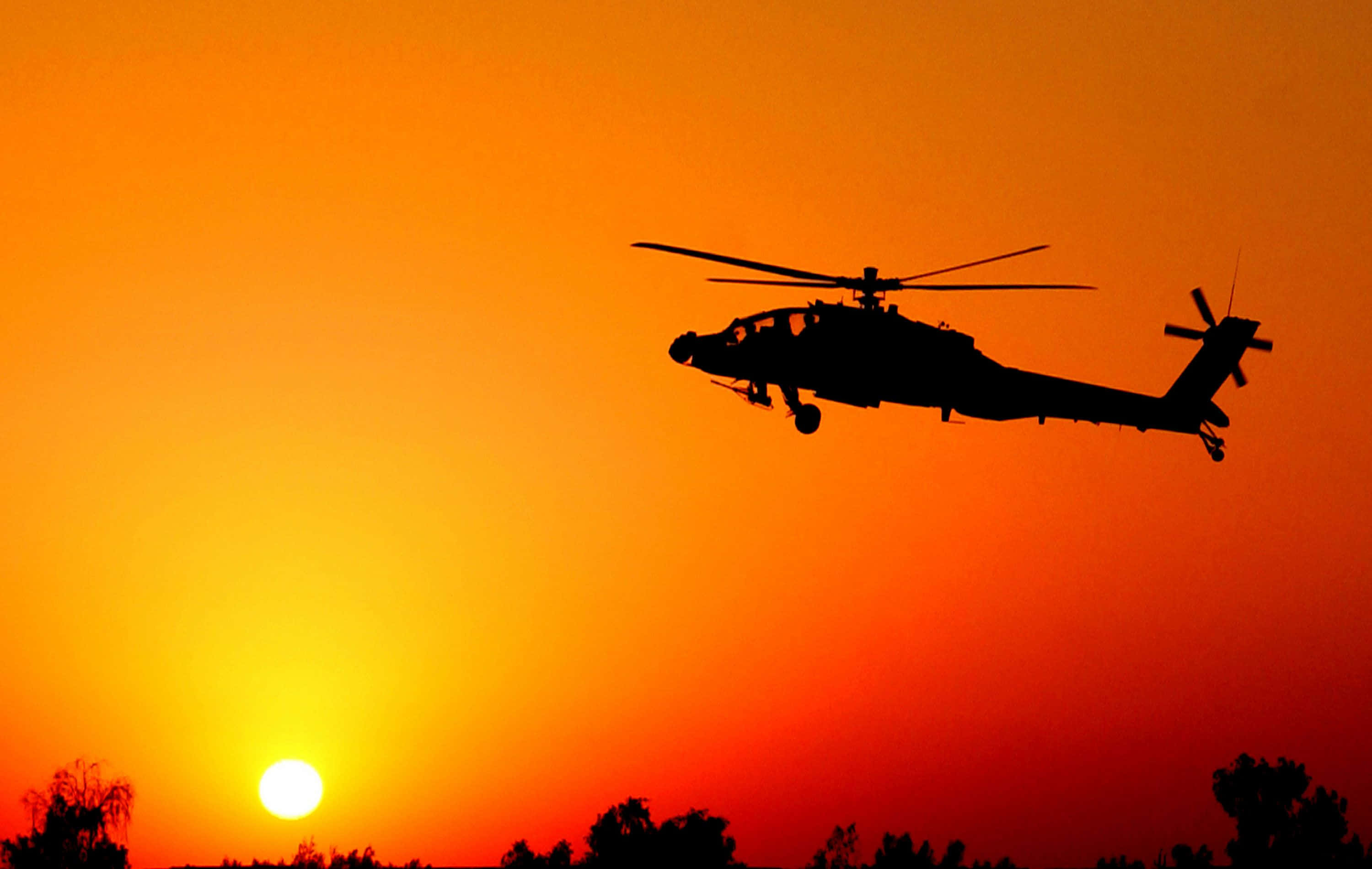 直升機在夕陽天空下起飛 壁紙