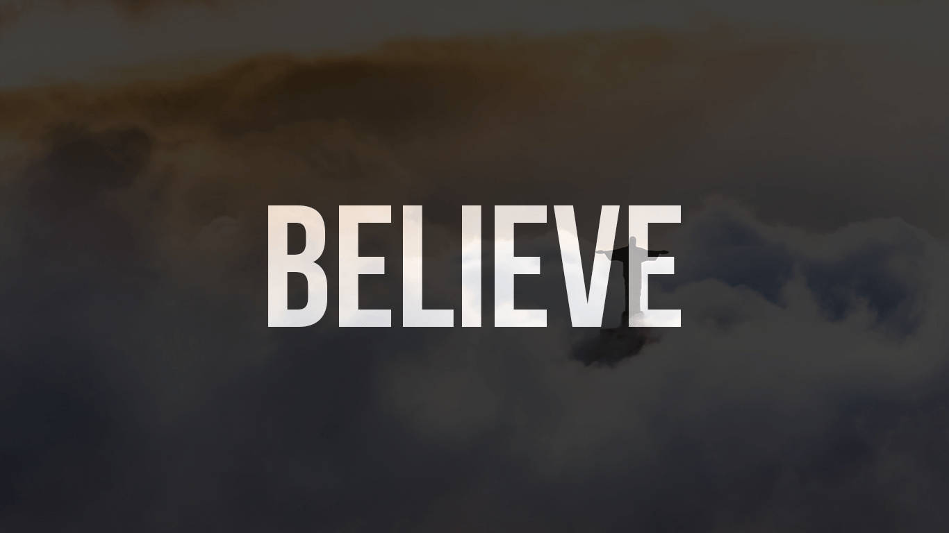 在黑暗的多雲天空背景下，粗體白色文字寫著「BELIEVE」，並帶有模糊的十字架輪廓。