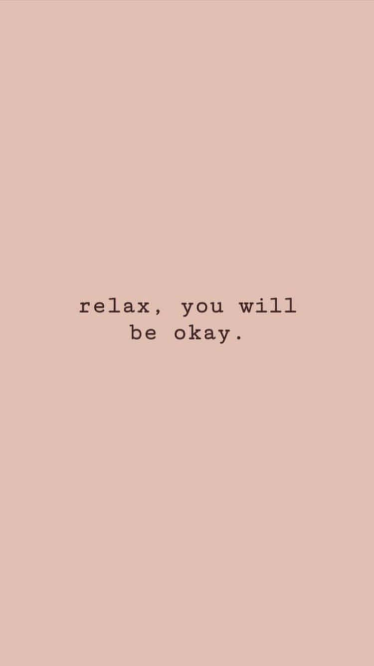 帶有平靜文字 relax you will be okay 的粉紅色背景