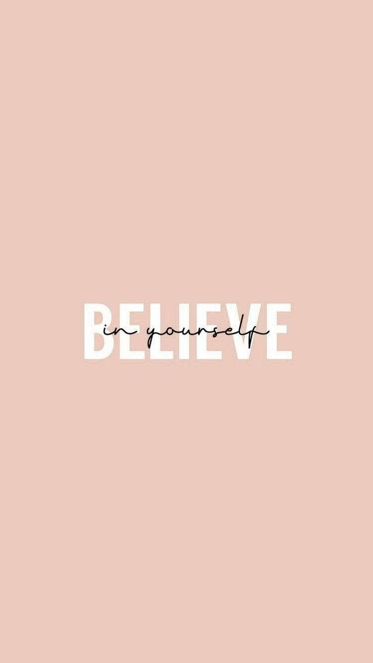 蜜桃色背景上寫著 believe in yourself 的勵志文字壁紙。