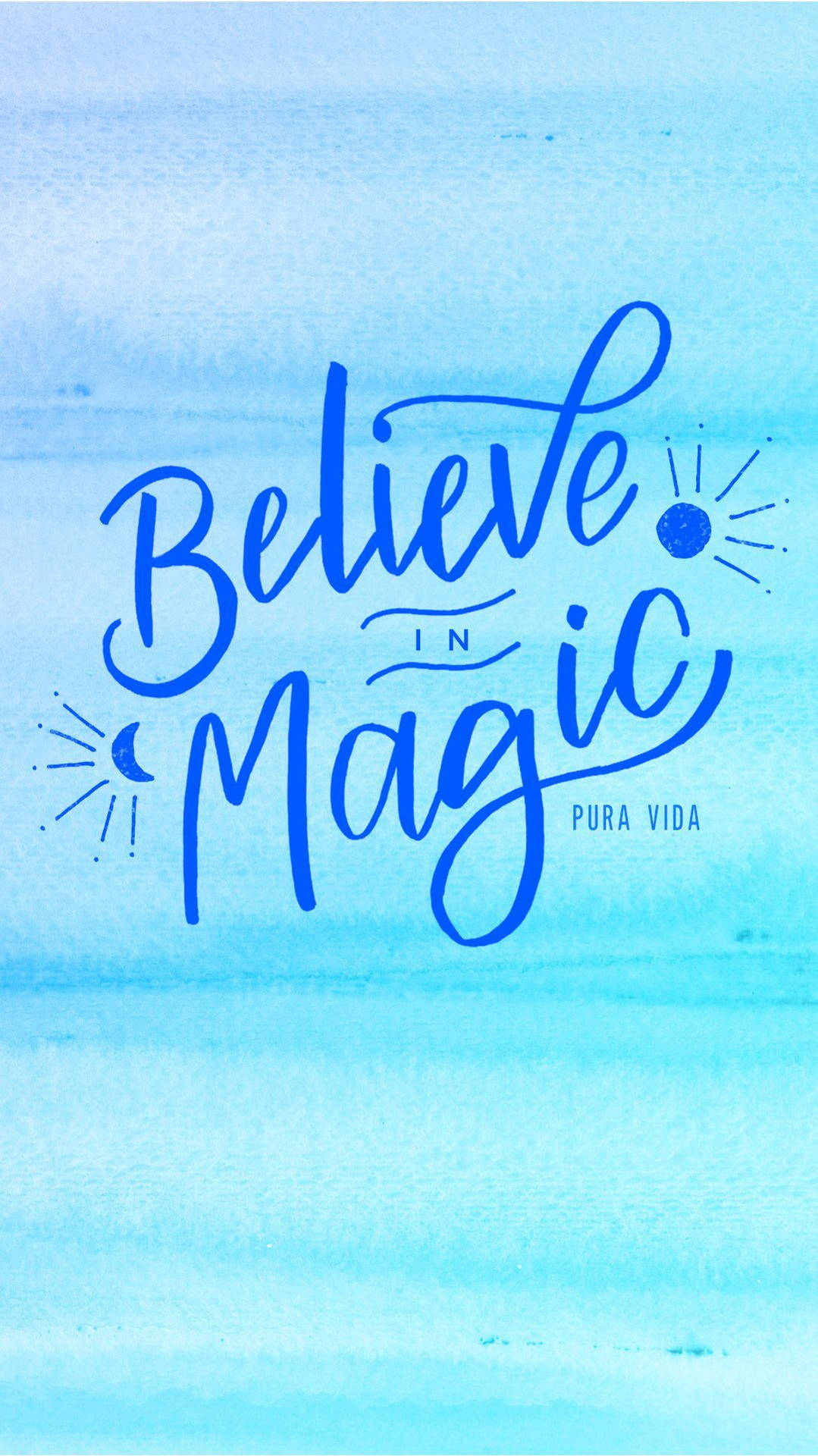 藍色水彩背景，帶有優雅的草書文字，寫著 Believe In Magic。