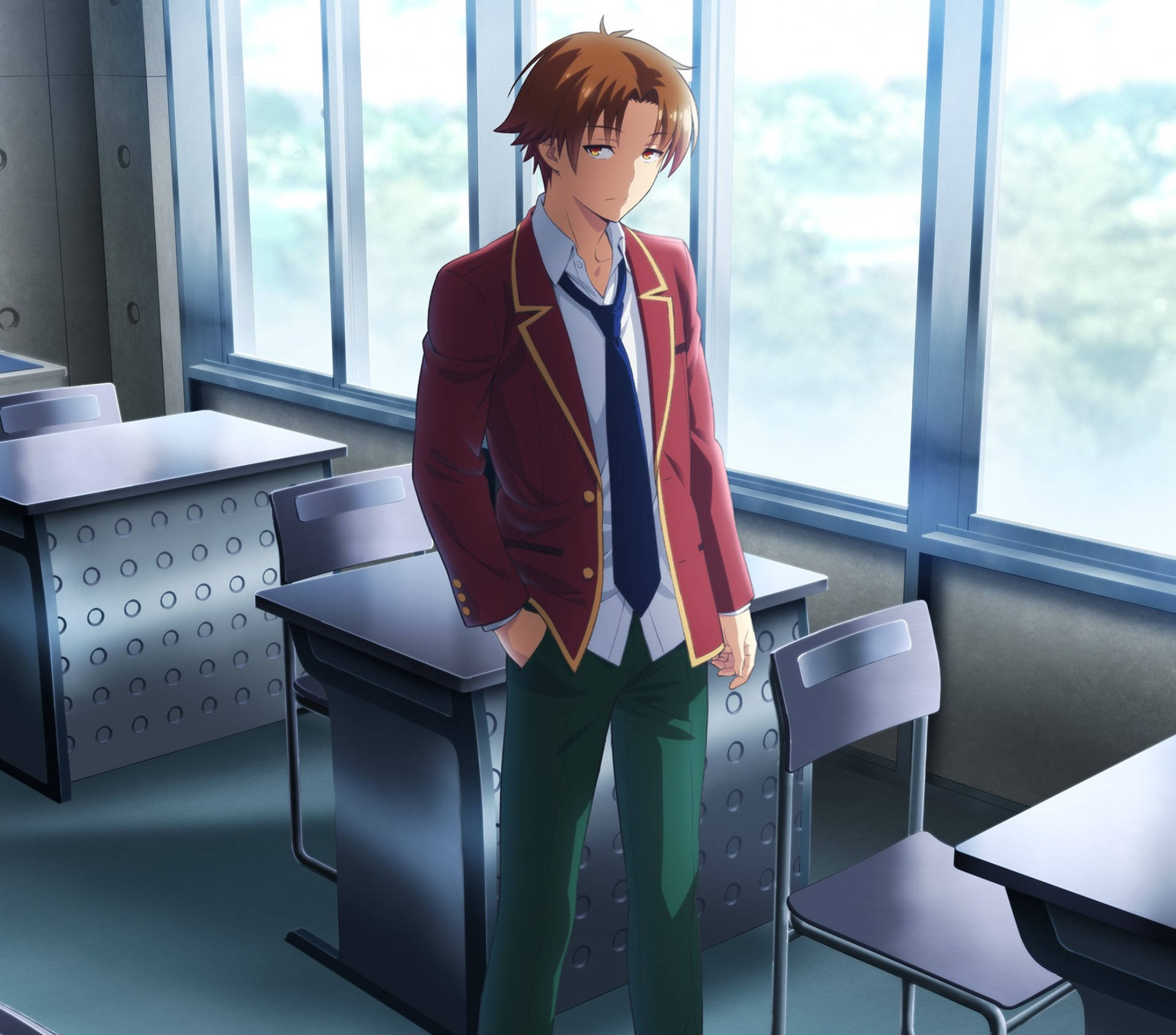 相澤梓教室窗邊 壁紙 — 一個棕色頭髮的動漫男孩穿著紅色西裝外套，站在陽光充足的教室裡，課桌空著，窗戶很大。