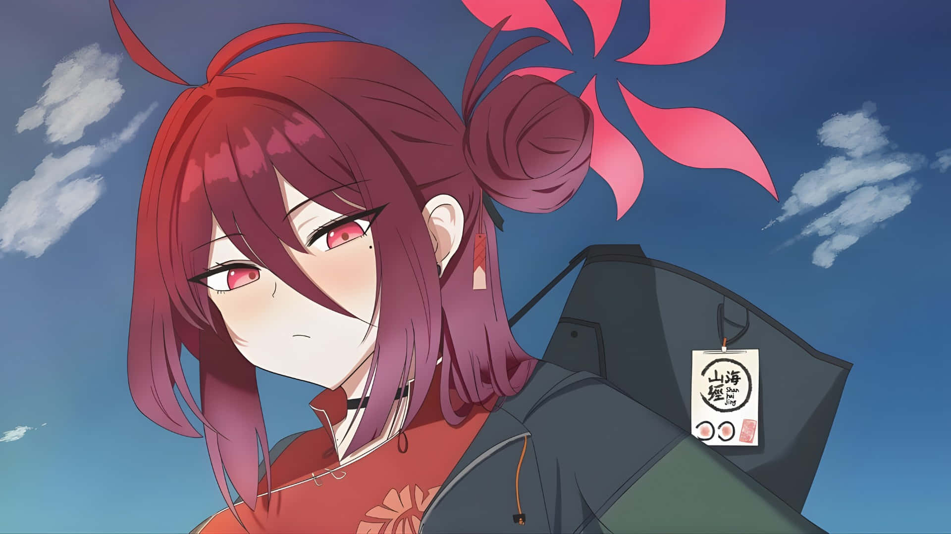 相馬莉子動漫角色 壁紙 — 一位紅髮動漫女孩，頭上戴著一朵粉紅色的花，在藍天下害羞地低頭看著。