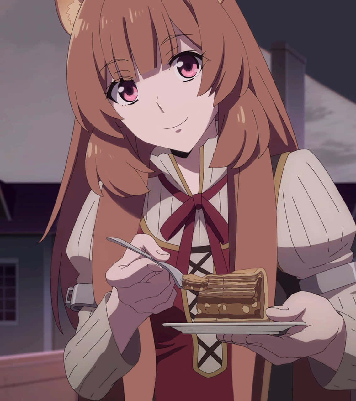 《盾之勇者成名录》中的拉菲塔莉，忠誠的狸貓少女 壁紙 — 一個開心的動畫女孩，有狐狸耳朵，在黃昏時戶外享用一片多層朱古力蛋糕。