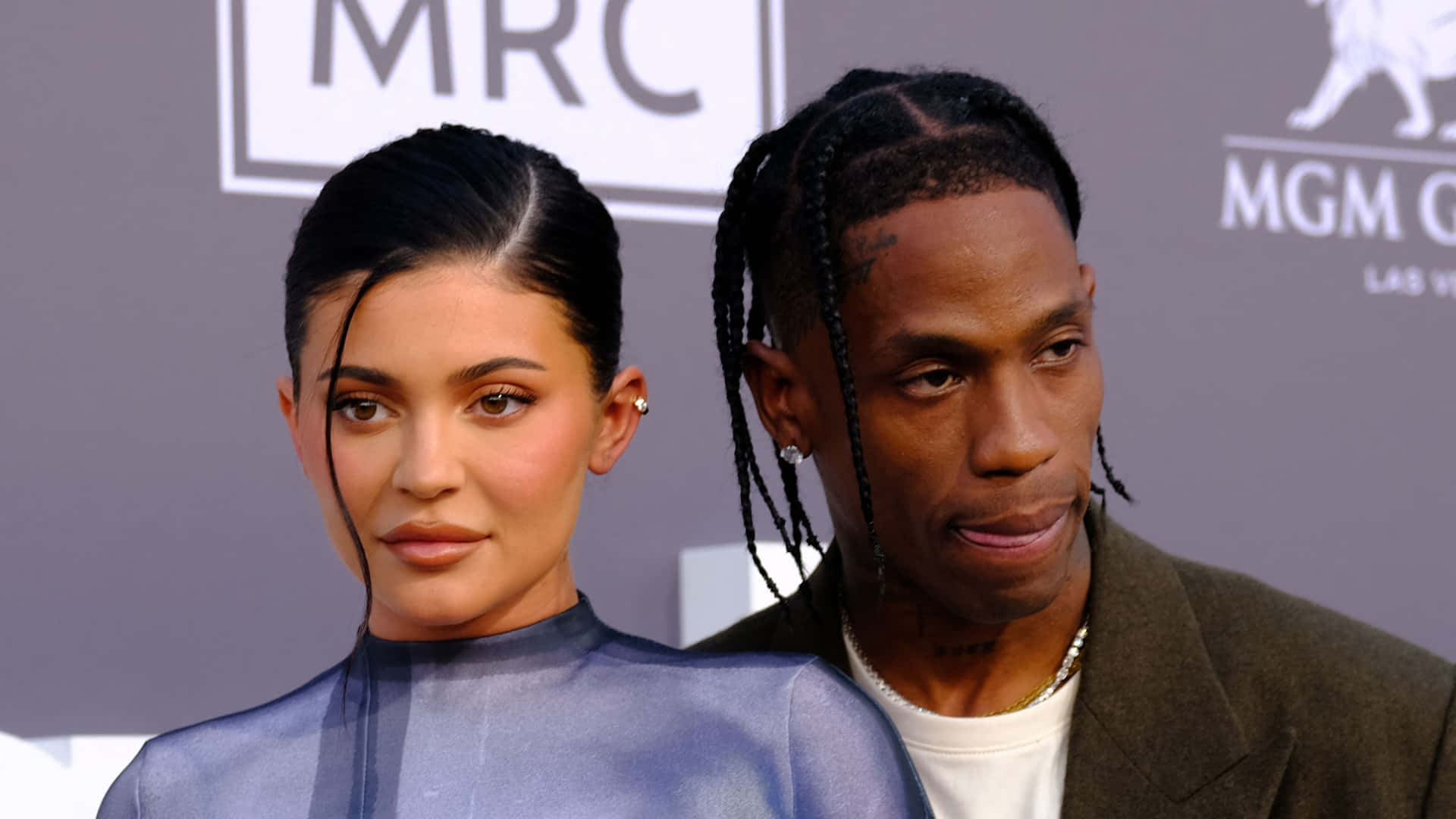 Kylie Jenner 和 Travis Scott 在正式活動中穿著時尚服裝。