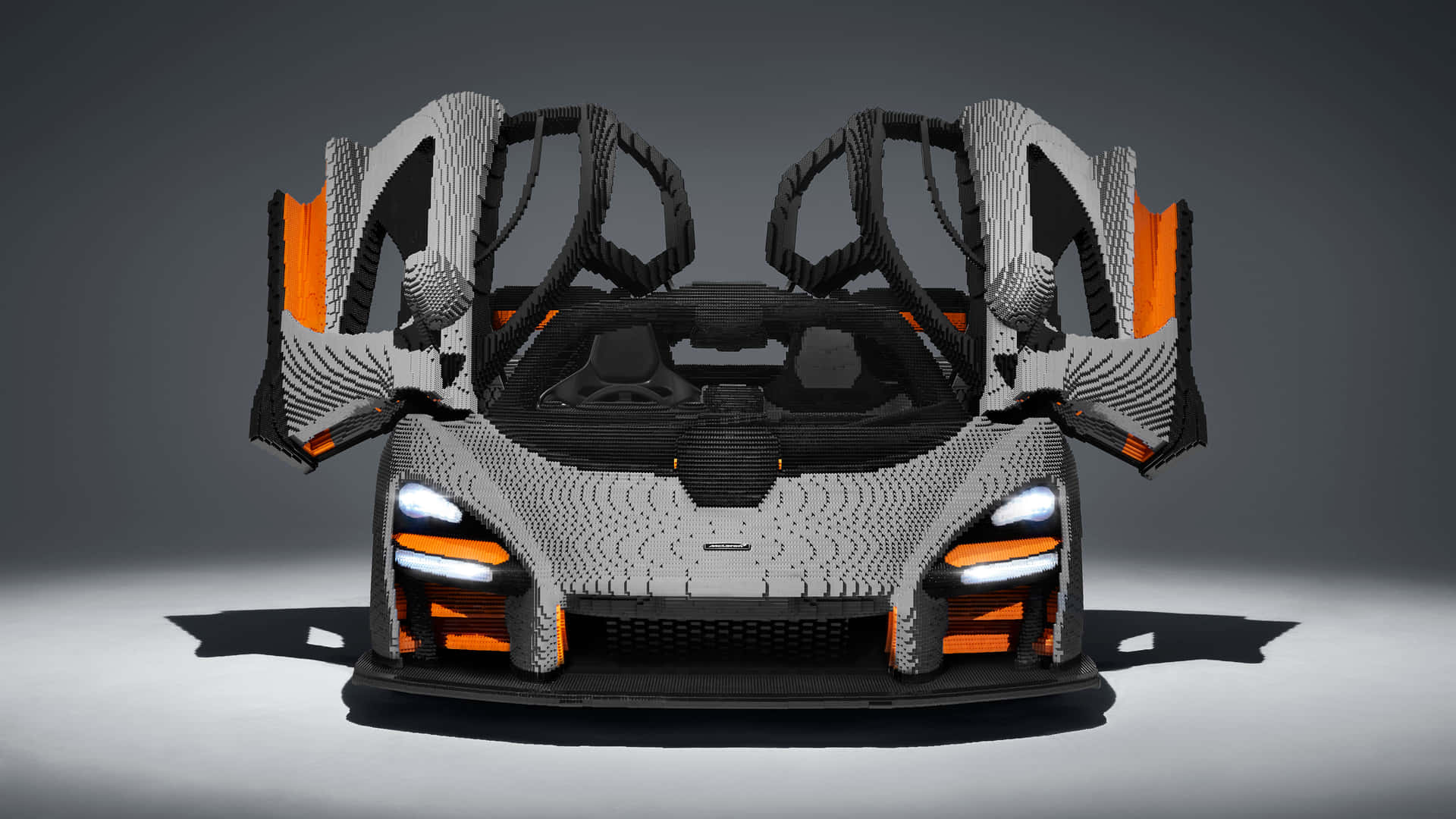 LEGO McLaren跑車在工作室燈光下打開車門