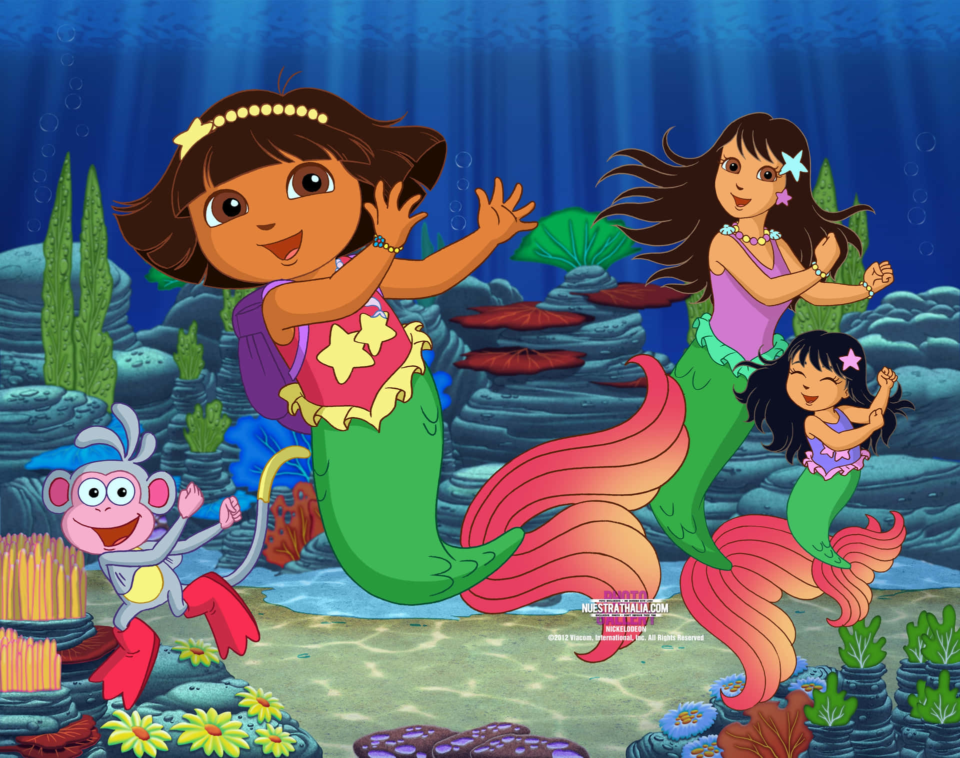 Dora 和朋友們化身美人魚在水下游泳，周圍有珊瑚和魚