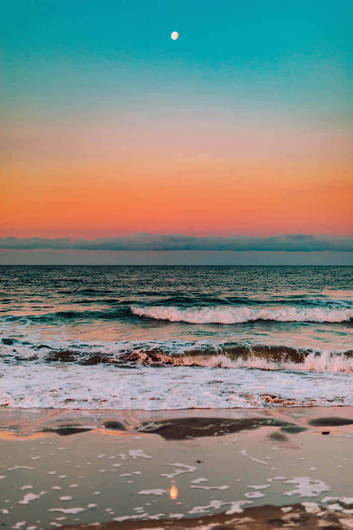 月光照耀的黃昏海灘，溫柔的海浪和多彩的天空倒影。