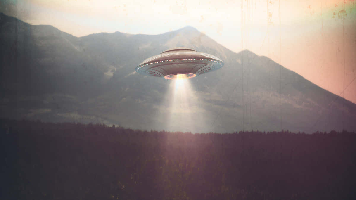 一個發光的UFO懸浮在森林上空，背景是山脈，日落時分。