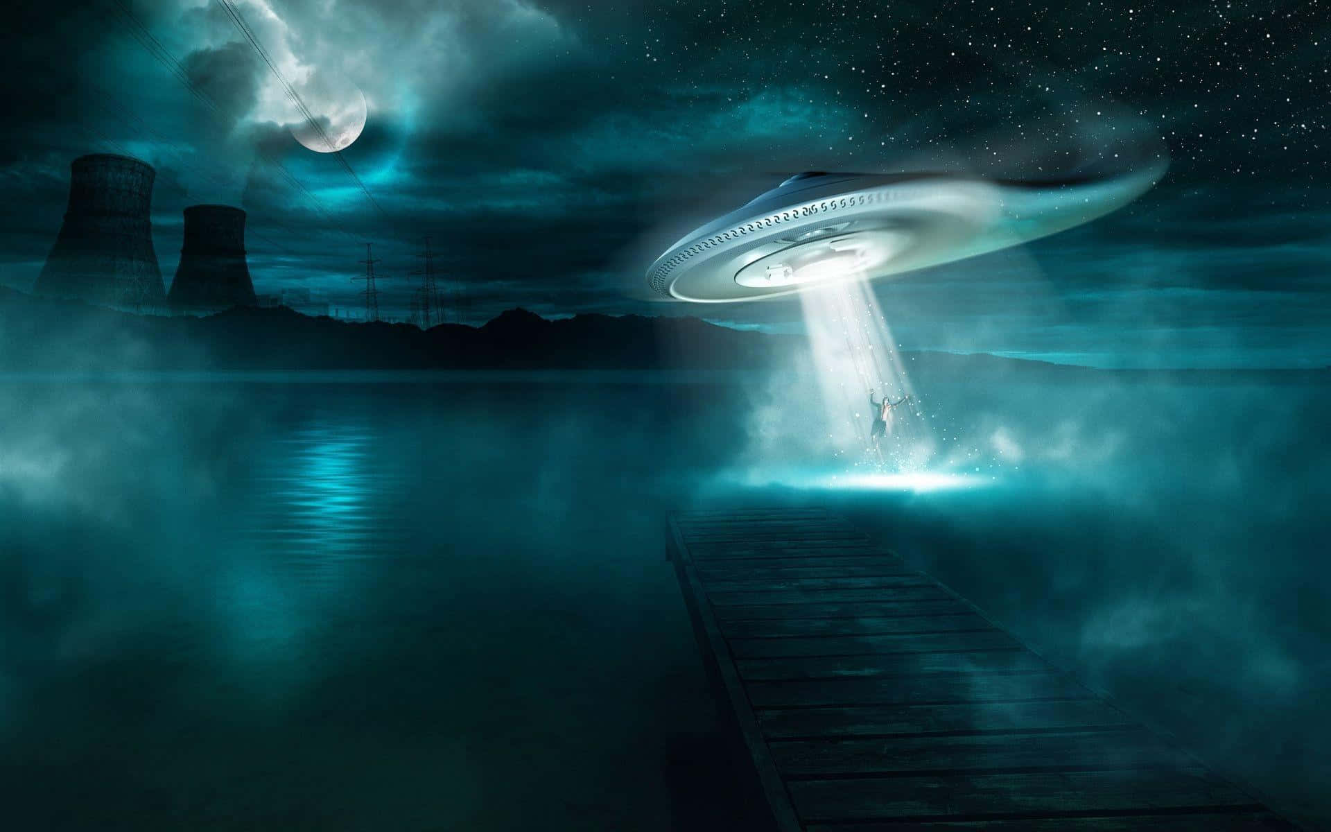 真實UFO藍色美學擄人圖像 壁紙 — 一個發光的UFO在夜間籠罩著霧氣瀰漫的湖泊，在彎月下從核電廠冷卻塔附近的木製碼頭綁架一個人影。