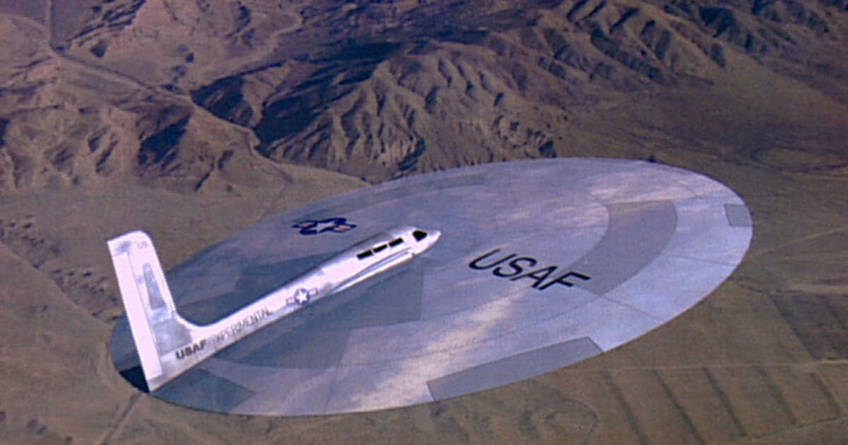 銀色美國空軍飛機飛越沙漠山脈。