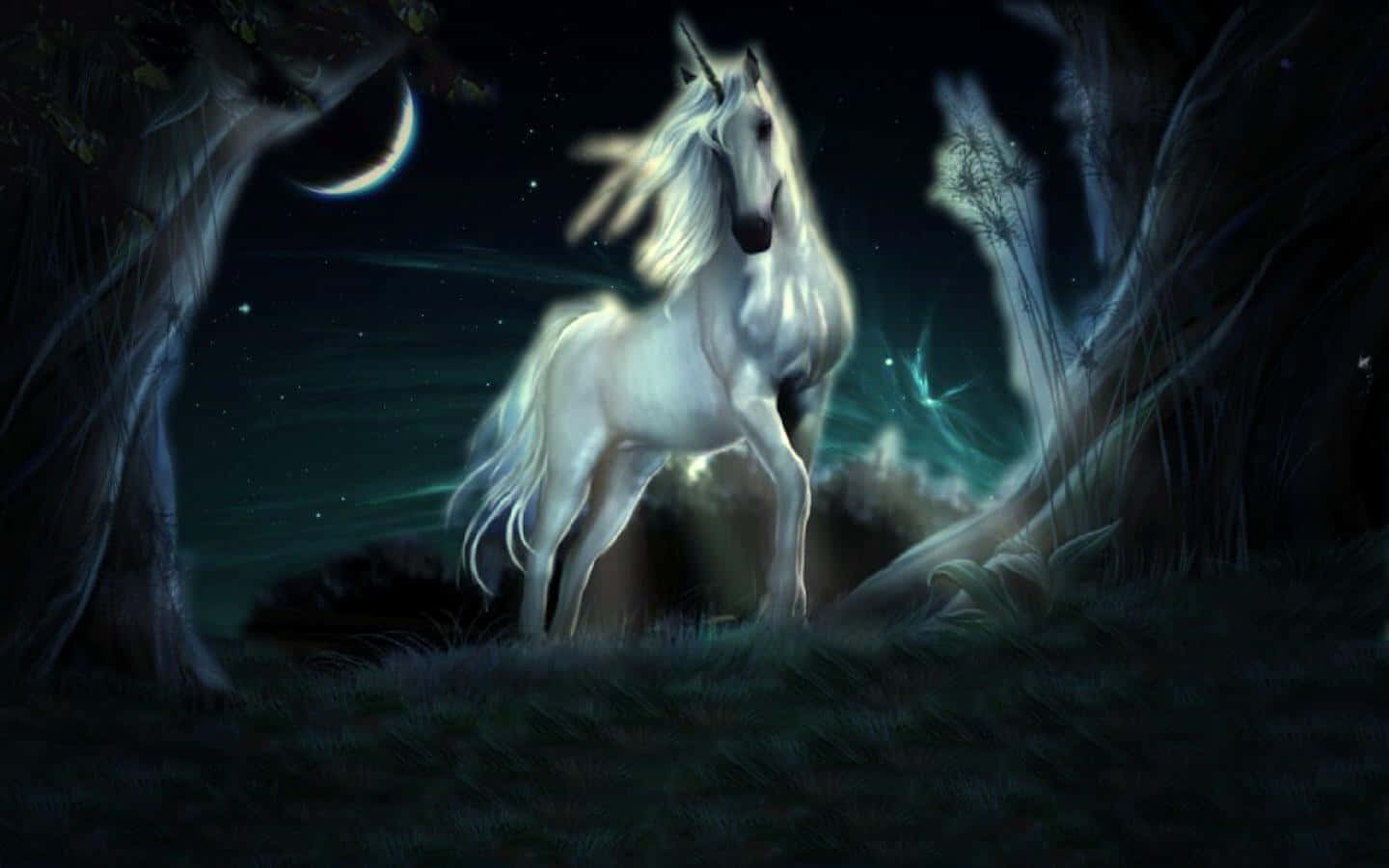 在彎月下，夜晚黑暗森林中一匹發光的白色獨角獸。