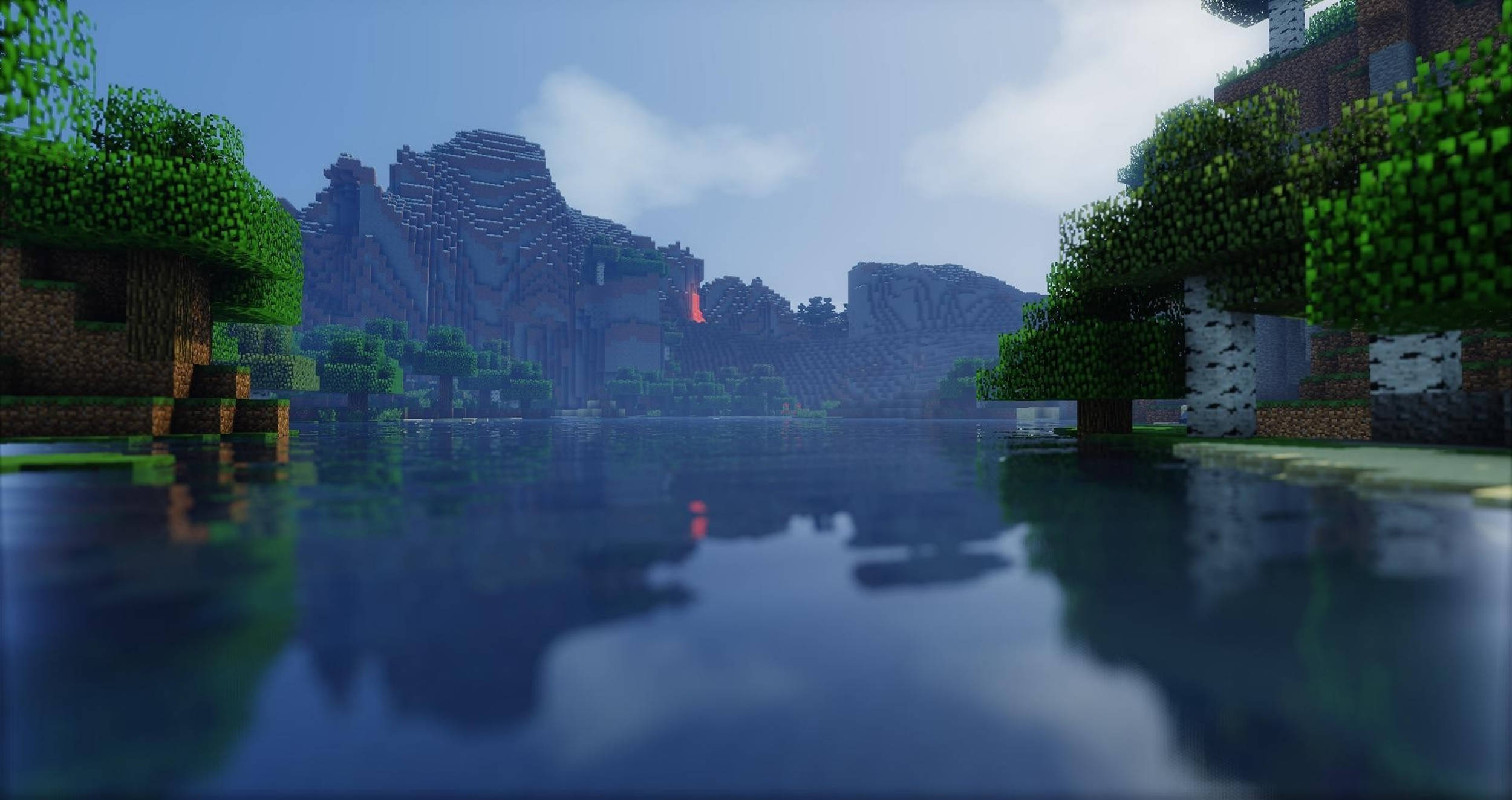 真實模組Minecraft截圖 壁紙 — 寧靜嘅Minecraft風景，有方塊樹木同山脈倒映喺平靜嘅水面，天空係柔和嘅藍色。