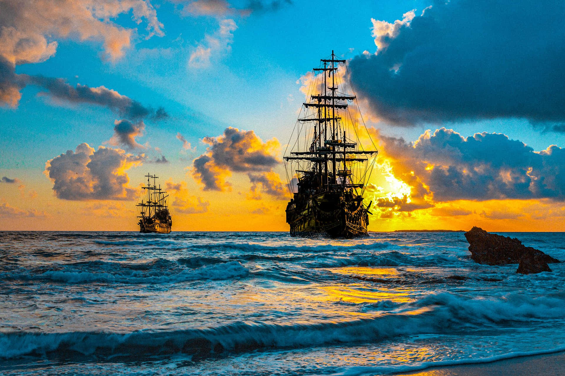 兩艘海盜船在夕陽下航行，伴隨金色雲彩和洶湧波浪。