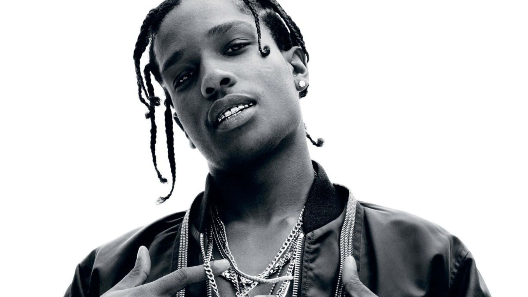 真實的 Slim Shady —— Asap Rocky 壁紙 — 一個黑白肖像，一名男子編著辮子頭髮，戴著多層鏈條，背景是純白色。