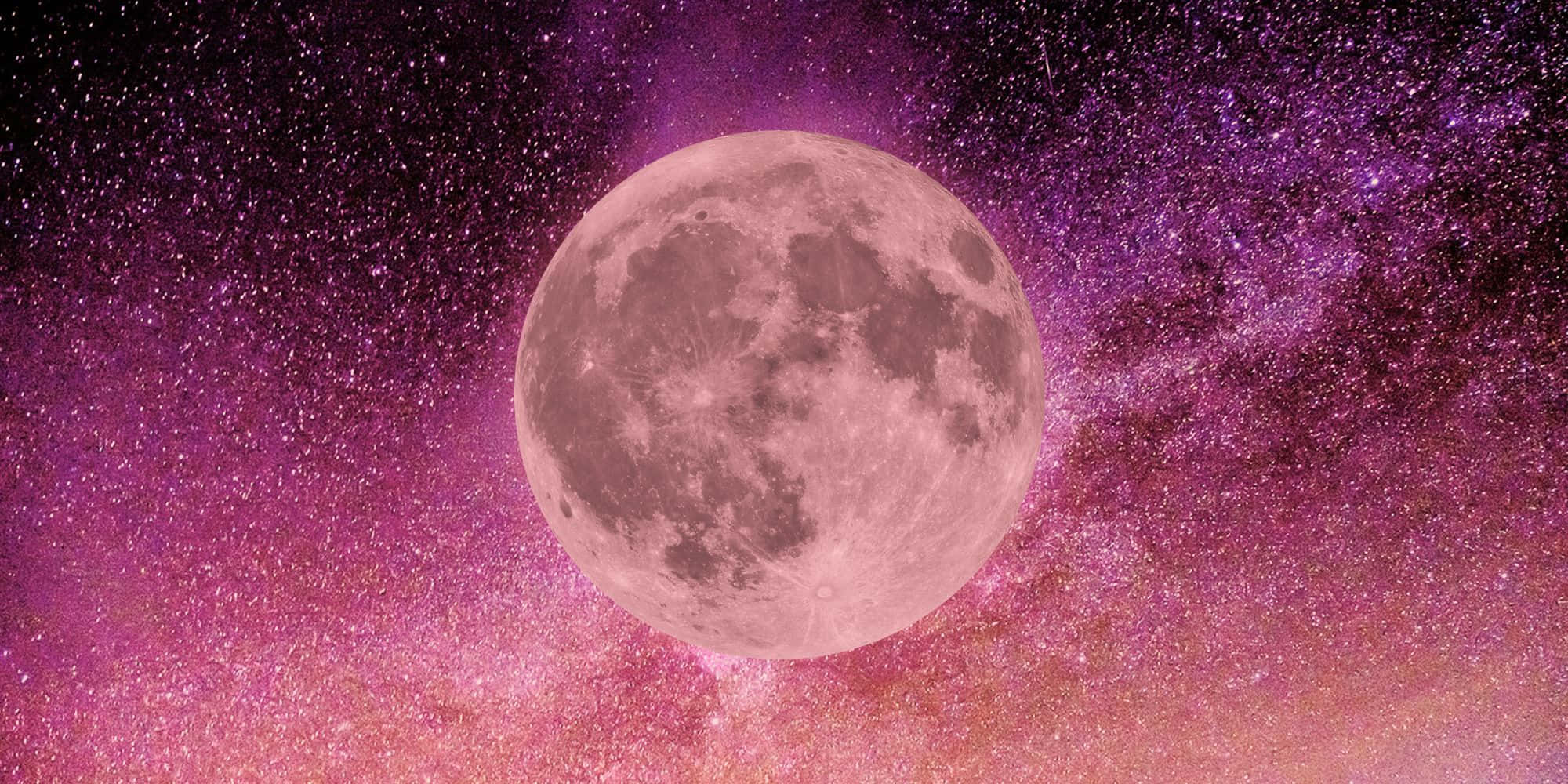 真實粉紅月亮昇起於翠綠大地 壁紙 — 一輪明亮的滿月在充滿宇宙塵埃的紫色和粉紅色星空下閃耀。