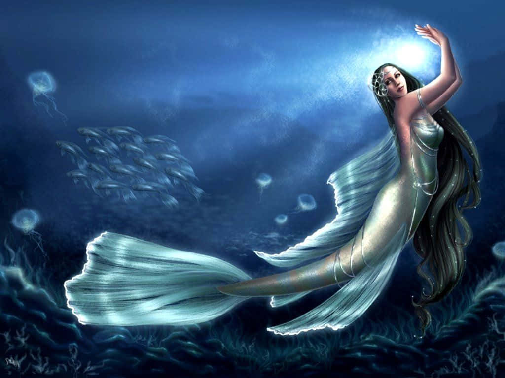 真實美人魚絲綢 壁紙 — 一條閃亮的美人魚，擁有流動的銀色尾巴，在深藍色的海洋中滑行，周圍環繞著發光的水母和魚群。