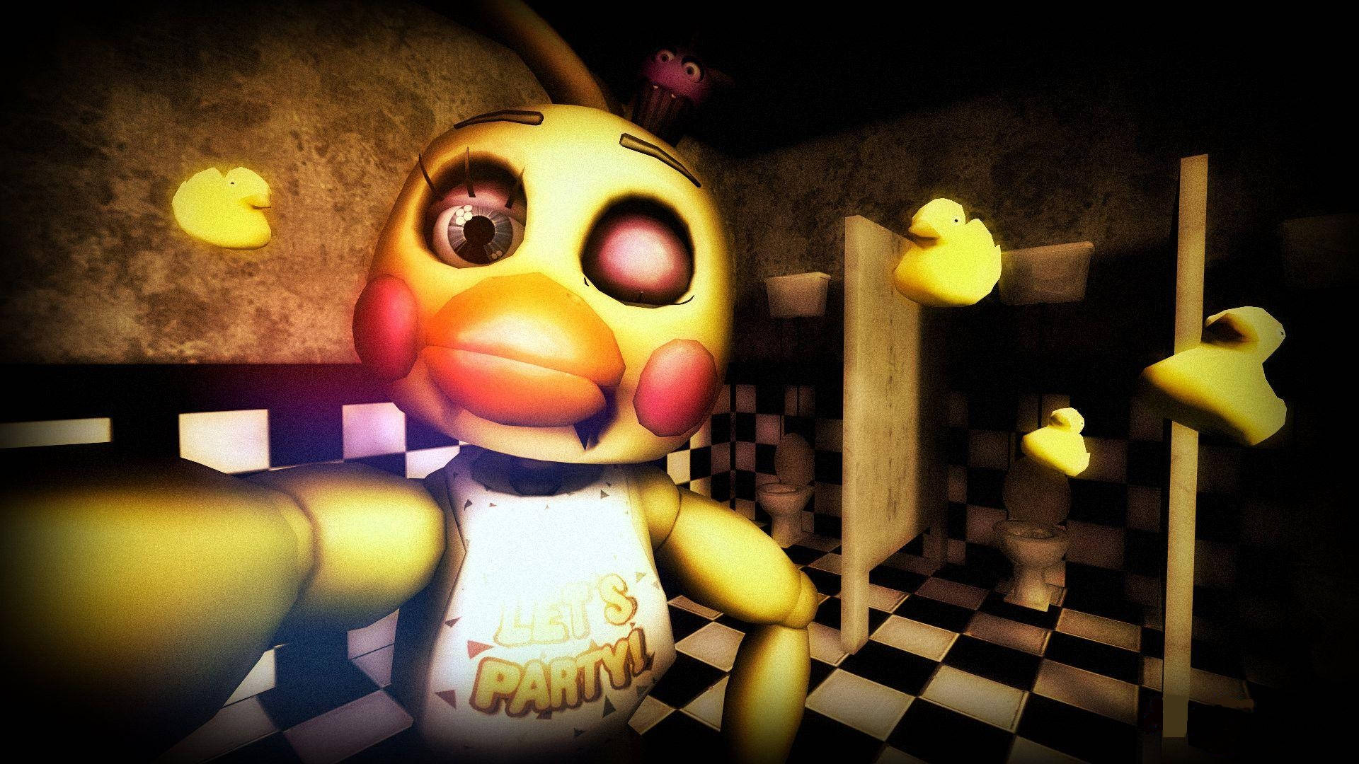 眨眼的 FNAF 小雞 壁紙 — 一隻缺少一隻眼睛的黃色電子雞站在昏暗的浴室中，周圍有漂浮的橡膠鴨子和方格瓷磚。