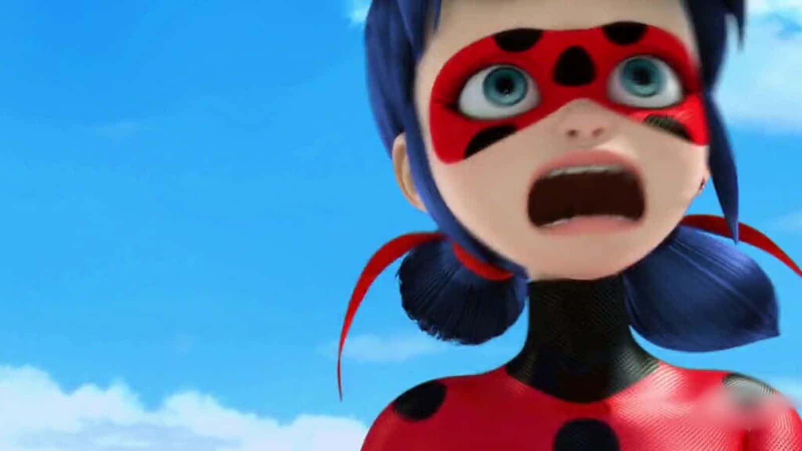 眨眼間，Ladybug 被賦予神力對抗邪惡！ 壁紙 — 一個驚訝的動畫女孩穿著紅黑圓點超級英雄服裝，背景是明亮的藍天。