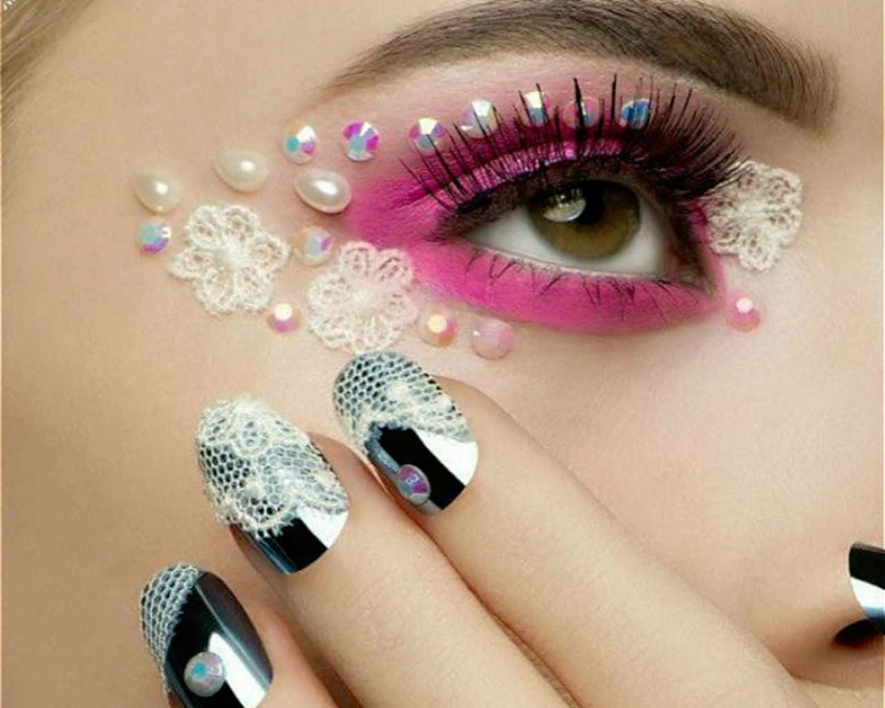Cute Nails 桌布 壁紙 — 眼睛特寫，飾以鮮豔粉紅閃粉眼影和蕾絲裝飾，配以相配的華麗指甲。