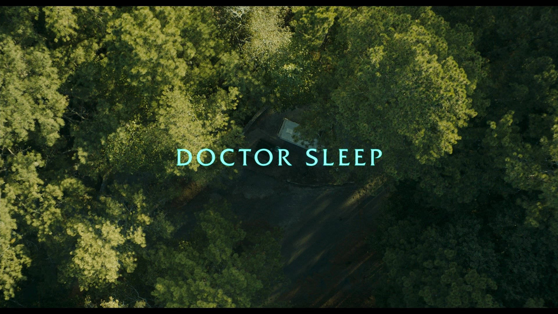 森林的鳥瞰圖，疊加了標題 Doctor Sleep。