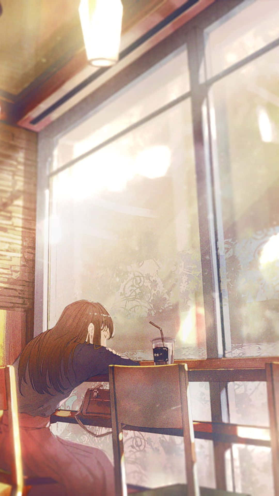 睡著的動漫少女咖啡廳背景 壁紙 — 一個孤獨的動漫女孩坐在咖啡桌旁，凝視著陽光灑進的窗戶，旁邊放著一杯飲料。