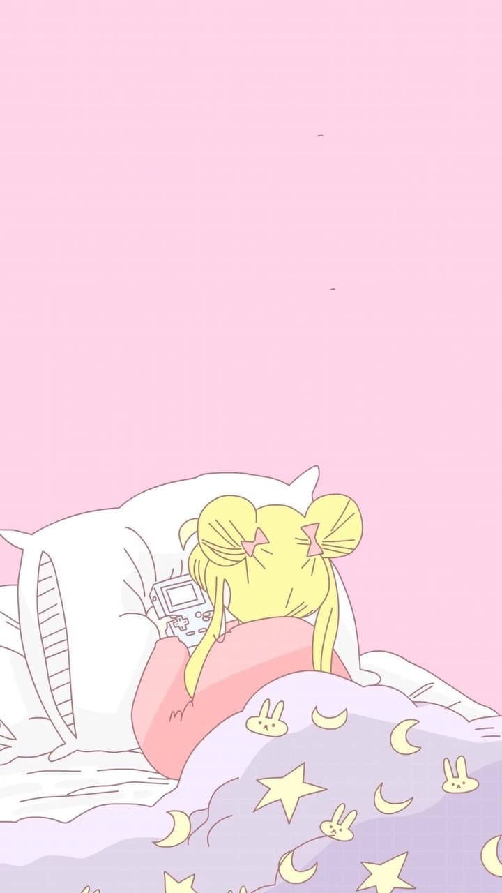 睡覺中的月野兔美少女戰士 iPhone 壁紙 — 一個可愛的動漫女孩，黃色雙馬尾，在柔軟的粉紅色房間裡，蓋著星星和月亮圖案的毯子睡覺。