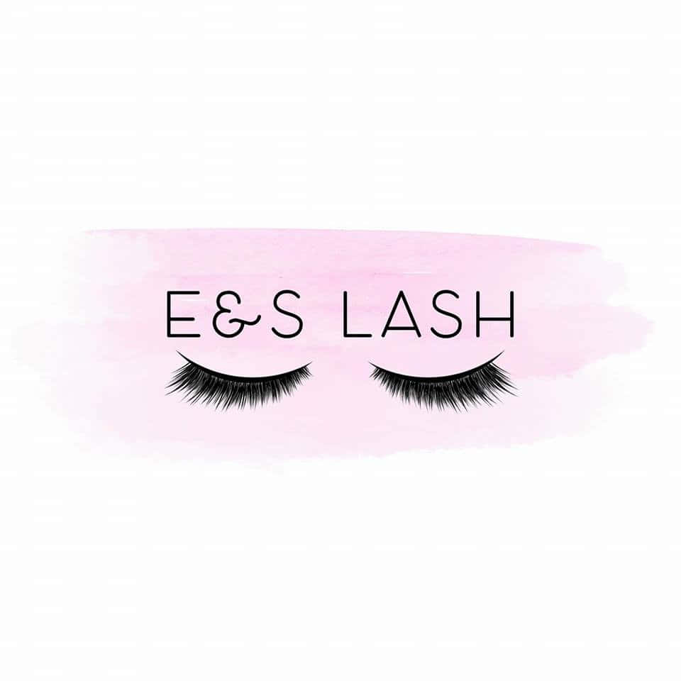 睫毛背景 壁紙 — 一個極簡標誌，在柔和的粉紅色水彩潑濺上，E&S LASH 文字下方有粗黑睫毛。