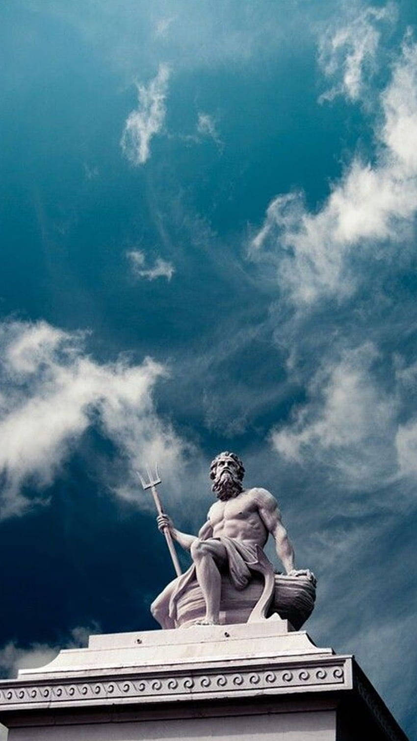 鬍鬚神祇手持三叉戟的石像，背景是戲劇性的藍天白雲