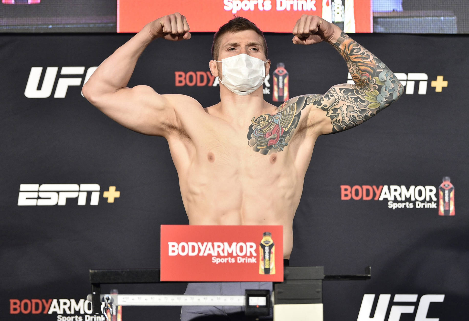 UFC拳手在稱重時戴著口罩展示手臂