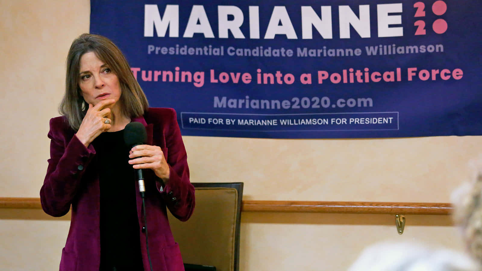 Marianne Williamson 在2020年總統競選活動中發言。
