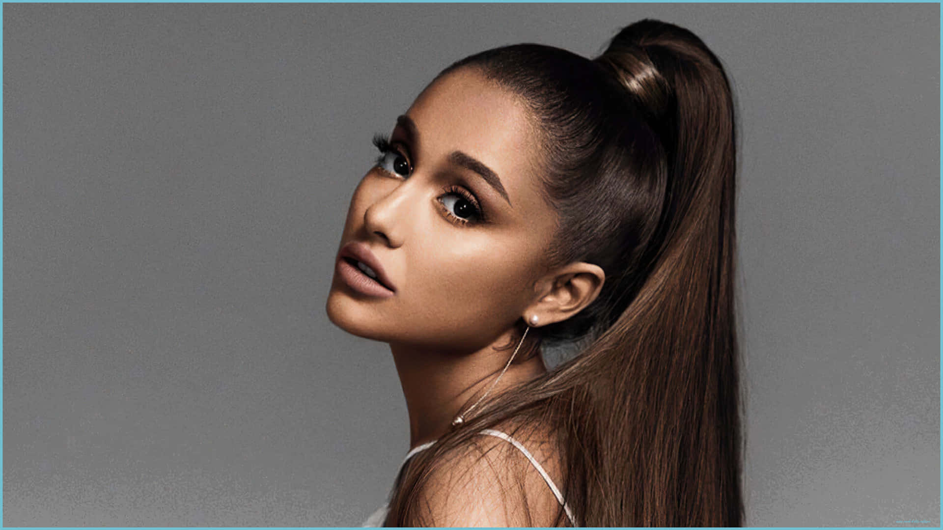 Ariana Grande 紮著高馬尾，在攝影棚肖像中向上看。
