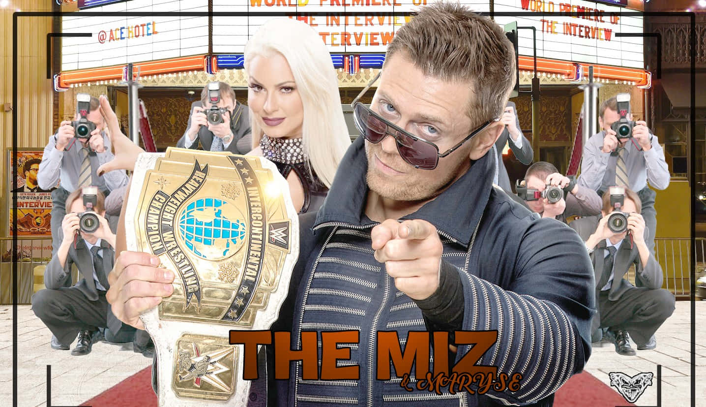 WWE摔角手The Miz在紅地毯活動中與攝影師一起手持冠軍腰帶。