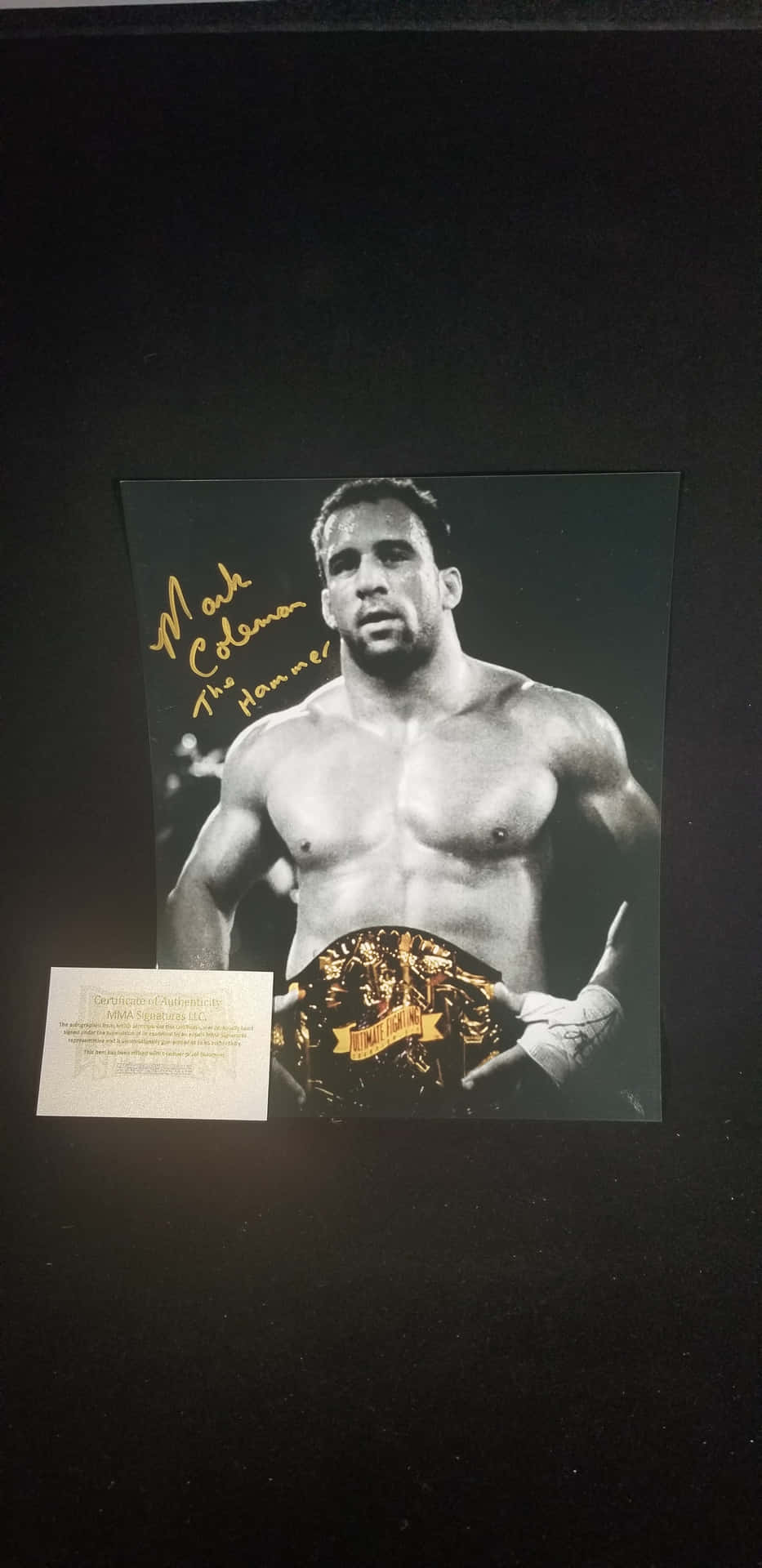 摔角手 Macho Man Randy Savage 手持冠軍腰帶的簽名照片。